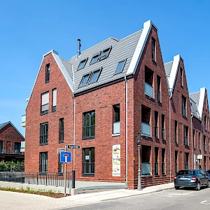 Eingangsseite mit Einfahrt Tiefgarage