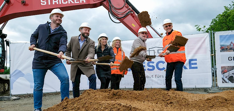 Gemeinsamer 1. Spatenstich: Lukas Ohk und Daniel Fieweger von der Monheimer Wohnen GmbH, Bürgermeisterin Sonja Wienecke und Katja Klotz von der Stadt Monheim, Gernot Paeschke von der Paeschke Unternehmensgruppe und Vinko Mrcela von der Stricker Holding GmbH