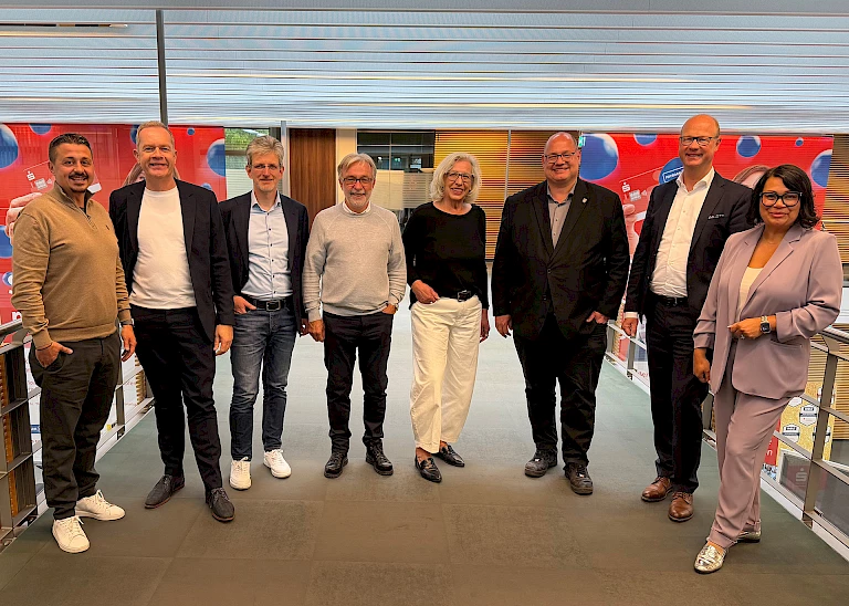 Vorstand der Bürgerstiftung Leverkusen (von links nach rechts): Sven Tahiri, Thomas Eimermacher, Dirk Loeb, Gernot Paeschke, Roswitha Arnold, OB Stefan Hebbel, Markus Grave und Melanie Kreutz