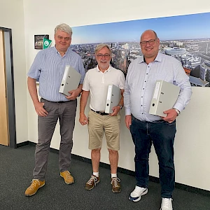 Einreichung des Bauantrags: Udo Issinger (stellv. Fachbereichsleiter der Bauaufsicht), Gernot Paeschke, Oberbürgermeister Stefan Hebbel